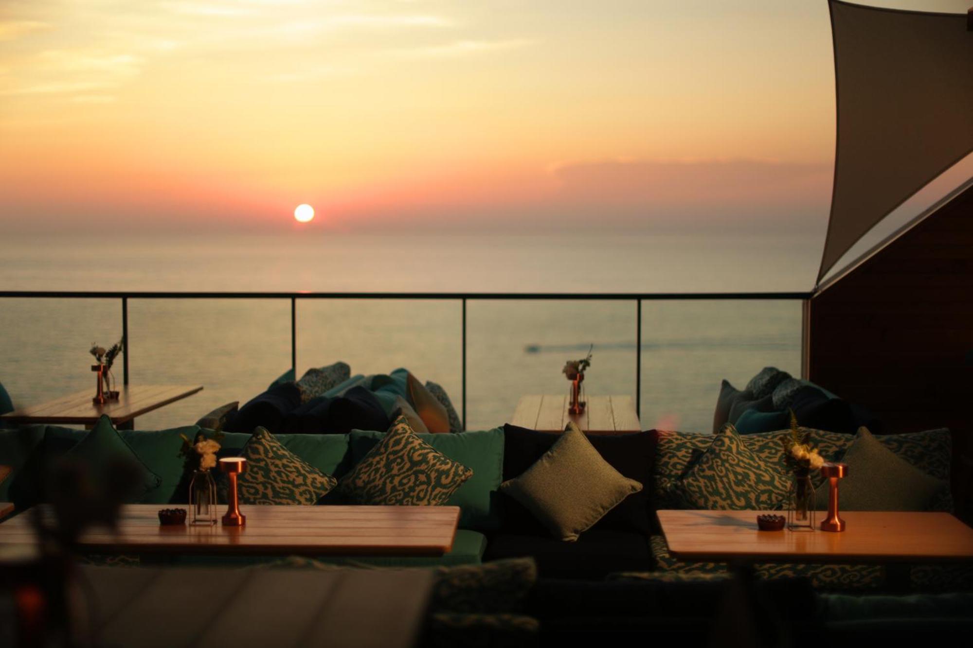 Raouche Arjaan by Rotana Aparthotel Beirut Bagian luar foto