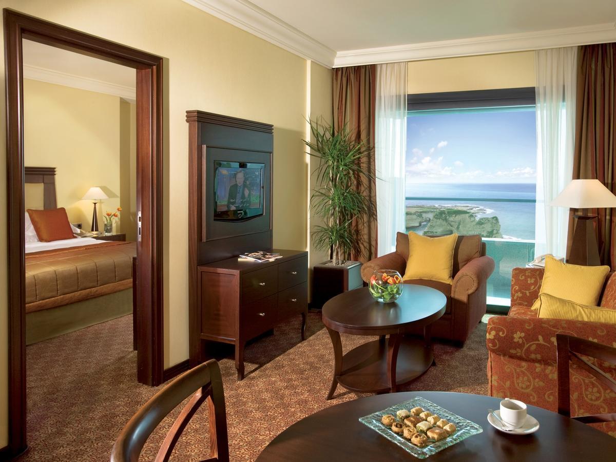 Raouche Arjaan by Rotana Aparthotel Beirut Bagian luar foto