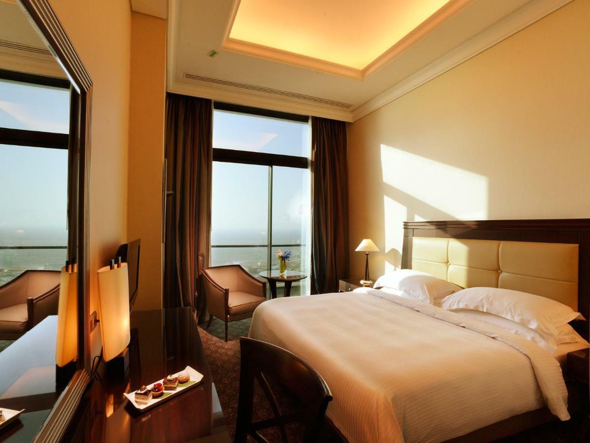 Raouche Arjaan by Rotana Aparthotel Beirut Bagian luar foto